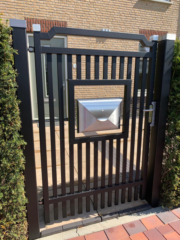 Looppoort eigen model met brievenbus