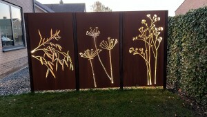 corten snijwerk bloemen