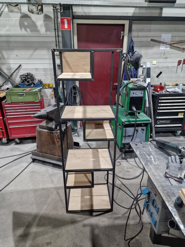 kast van staalhout