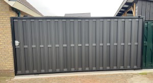 schuifpoort frame met kunststof panelen erin