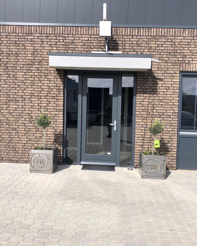 bloembak met snijwerk